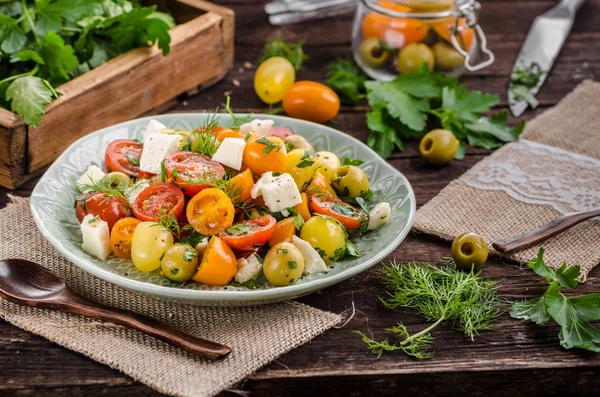 Salada Azeitonas Tomate Fresco Ervas Queijo Feta Interior — Fotografia de Stock