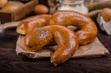 Haşhaş tohumu rulo pasta, diğer arkasında hamur işleri, gıda fotoğrafçılığı,