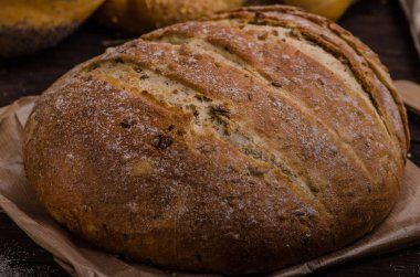 Ev yapımı ekmek, ürün fotoğraf, seçici odak, diğerleri arkasında hamur işleri