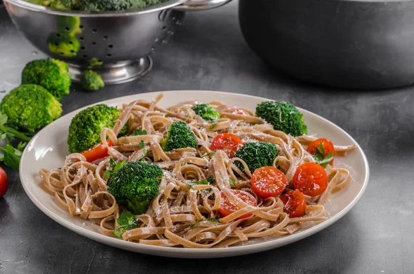 Brokuł Makaron Delish Proste Pomidorami Serem Parmezan — Zdjęcie stockowe