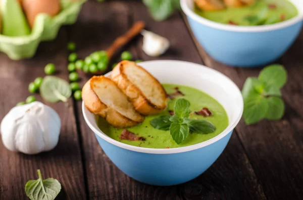 Soupe Pois Herbes Fraîches Bacon Photographie Culinaire — Photo