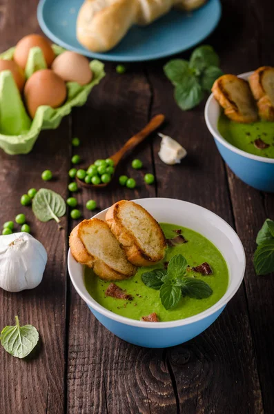 豌豆汤 新鲜香草和熏肉 食品摄影 — 图库照片