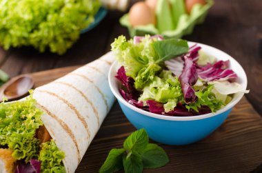 Tavuk, mayo ve domates ketchugrilled tortilla tavuk, marul, ev yapımı mayonez ve barbekü sosu, gıda fotoğrafçılığı ile ızgara tortilla