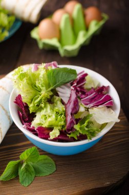 Tavuk, mayo ve domates ketchugrilled tortilla tavuk, marul, ev yapımı mayonez ve barbekü sosu, gıda fotoğrafçılığı ile ızgara tortilla