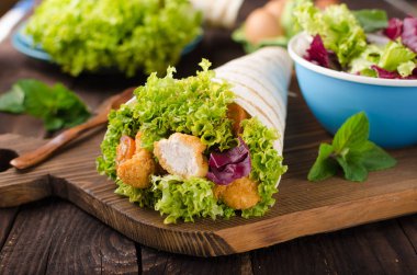 Tavuk, mayo ve domates ketchugrilled tortilla tavuk, marul, ev yapımı mayonez ve barbekü sosu, gıda fotoğrafçılığı ile ızgara tortilla