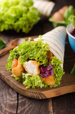 Tavuk, mayo ve domates ketchugrilled tortilla tavuk, marul, ev yapımı mayonez ve barbekü sosu, gıda fotoğrafçılığı ile ızgara tortilla