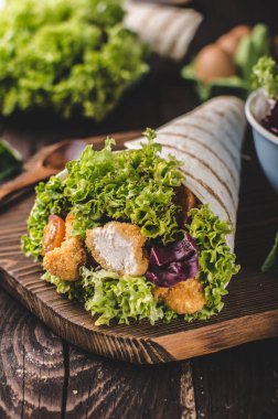 Tavuk, mayo ve domates ketchugrilled tortilla tavuk, marul, ev yapımı mayonez ve barbekü sosu, gıda fotoğrafçılığı ile ızgara tortilla