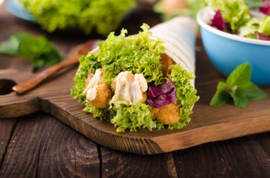 Tavuk, mayo ve domates ketchugrilled tortilla tavuk, marul, ev yapımı mayonez ve barbekü sosu, gıda fotoğrafçılığı ile ızgara tortilla