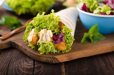 Tavuk, mayo ve domates ketchugrilled tortilla tavuk, marul, ev yapımı mayonez ve barbekü sosu, gıda fotoğrafçılığı ile ızgara tortilla