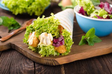 Tavuk, mayo ve domates ketchugrilled tortilla tavuk, marul, ev yapımı mayonez ve barbekü sosu, gıda fotoğrafçılığı ile ızgara tortilla