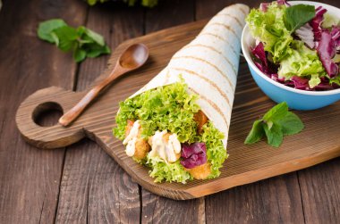 Tavuk, mayo ve domates ketchugrilled tortilla tavuk, marul, ev yapımı mayonez ve barbekü sosu, gıda fotoğrafçılığı ile ızgara tortilla