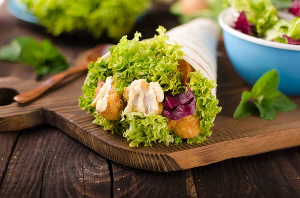 Tavuk, mayo ve domates ketchugrilled tortilla tavuk, marul, ev yapımı mayonez ve barbekü sosu, gıda fotoğrafçılığı ile ızgara tortilla