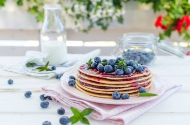 leziz kahvaltı Bahçe partisi, taze meyve ile dışarıda çiçek arkasında ve üstte taze otlar ile