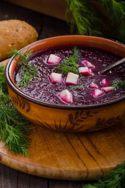 Pancar çorbası ile peynir ve otlar, lezzetli çorba, gıda fotoğrafçılığı