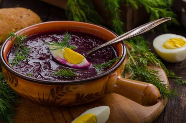 Pancar çorbası ile peynir ve otlar, lezzetli çorba, gıda fotoğrafçılığı