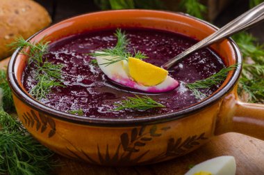 Pancar çorbası ile peynir ve otlar, lezzetli çorba, gıda fotoğrafçılığı