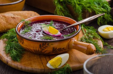 Pancar çorbası ile peynir ve otlar, lezzetli çorba, gıda fotoğrafçılığı