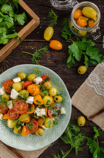 Salade Olives Tomates Fraîches Herbes Fromage Feta Intérieur — Photo