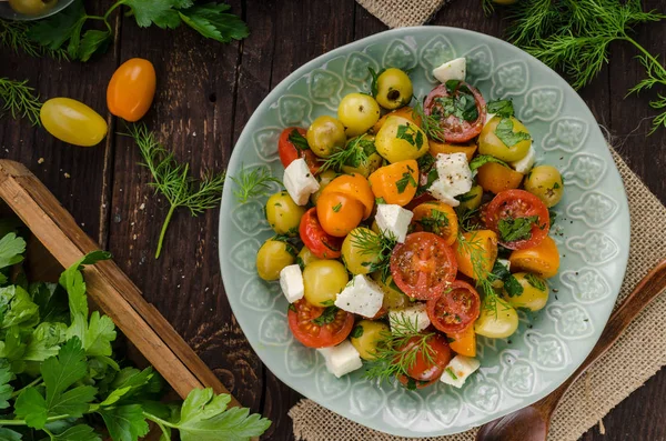 Verse Tomaat Olijven Salade Kruiden Feta Kaas Binnen — Stockfoto