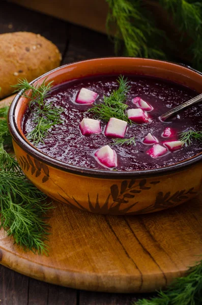 Pancar çorbası ile peynir ve otlar, lezzetli çorba, gıda fotoğrafçılığı