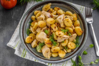 Fried gnocchi tavuk köri, gıda fotoğrafçılığı, otlar ile lezzetli yemek