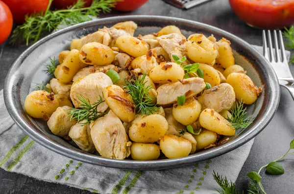 Fried Gnocchi Chicken Curry Food Photography Delish Food Herbs — Stock Photo, Image