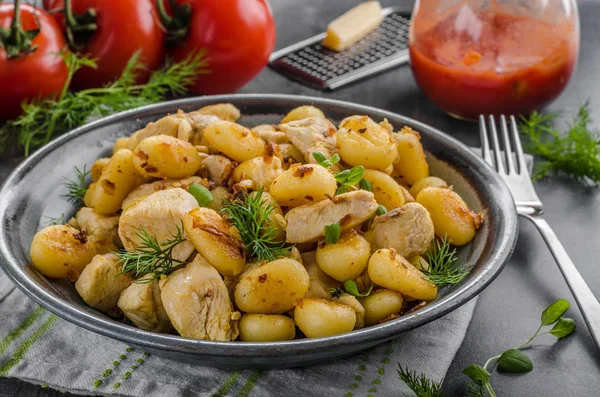 Gnocchi Frito Pollo Curry Fotografía Alimentos Delicia Alimentos Con Hierbas — Foto de Stock