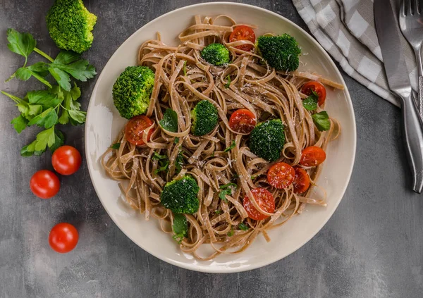 Brokuł Makaron Delish Proste Pomidorami Serem Parmezan — Zdjęcie stockowe