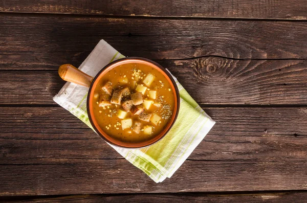 Gulaschsoppa Med Krutonger Och Potatis Matfotografi — Stockfoto