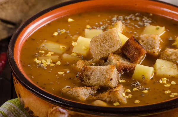 Sopa Gulash Con Croutons Patatas Fotografía Alimentos —  Fotos de Stock