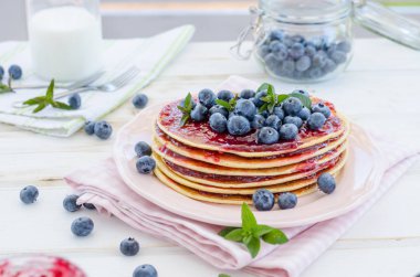 leziz kahvaltı Bahçe partisi, taze meyve ile dışarıda çiçek arkasında ve üstte taze otlar ile