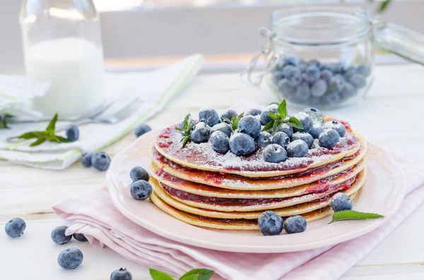 Delish Snídaně Čerstvým Ovocem Zahradní Slavnost Vnější Květy Čerstvé Byliny — Stock fotografie