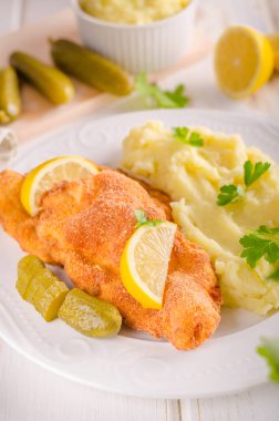 Taze weiner schitzel orijinal, püre patates, pickless limon ve otlar üstte