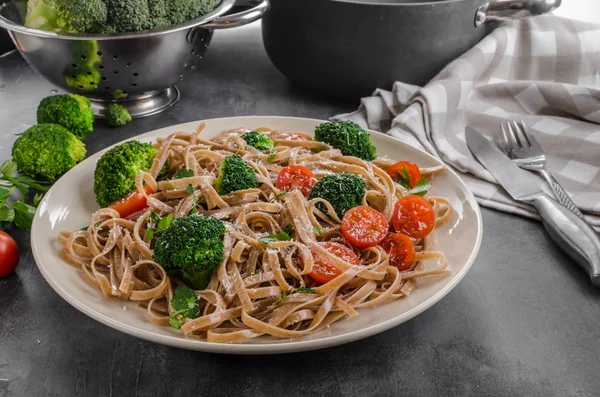 Broccoli Pasta Delish Enkelt Med Tomater Parmesanost — Stockfoto