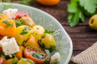 Taze domates zeytin salata, otlar ve beyaz peynir içinde