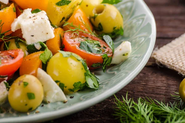 Verse Tomaat Olijven Salade Kruiden Feta Kaas Binnen — Stockfoto