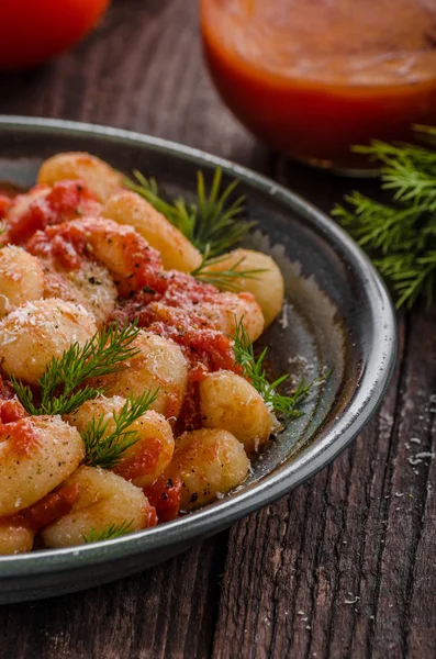 Gnocchi Rajčatová Omáčka Byliny Čerstvý Parmezán Sýr Nahoře Delish Jídlo — Stock fotografie