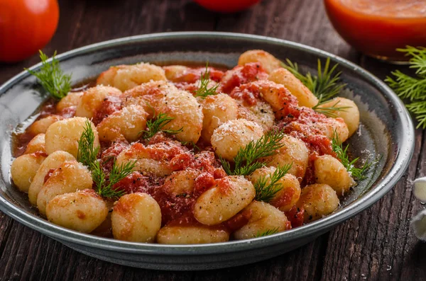 Gnocchi Tomate Salsa Hierbas Queso Parmesano Fresco Superior Deliciosa Comida —  Fotos de Stock
