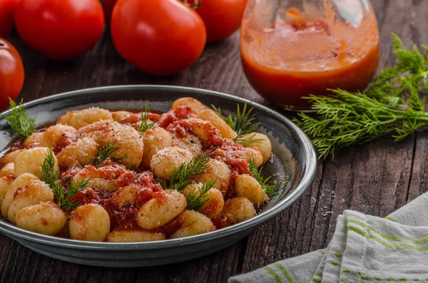 Gnocchi Paradicsomos Szószban Gyógynövények Friss Parmezán Sajt Tetején Delish Élelmiszer — Stock Fotó