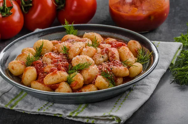 Gnocchi Molho Tomate Ervas Topo Queijo Parmesão Fresco Comida Deliciosa — Fotografia de Stock