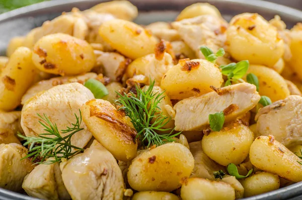 Gnocchi Frito Pollo Curry Fotografía Alimentos Delicia Alimentos Con Hierbas —  Fotos de Stock