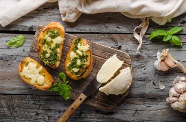 Sarımsak otlar ekmek taze mozzarella, gıda fotoğraf, vintage fotoğraf ile