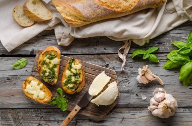 Sarımsak otlar ekmek taze mozzarella, gıda fotoğraf, vintage fotoğraf ile