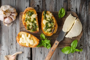 Sarımsak otlar ekmek taze mozzarella, gıda fotoğraf, vintage fotoğraf ile