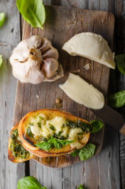 Sarımsak otlar ekmek taze mozzarella, gıda fotoğraf, vintage fotoğraf ile