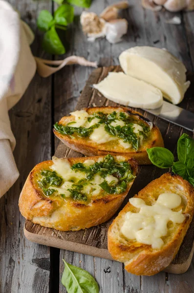 Tostadas Hierbas Ajo Con Mozzarella Fresca Fotografía Alimentos Fotografía Vintage — Foto de Stock