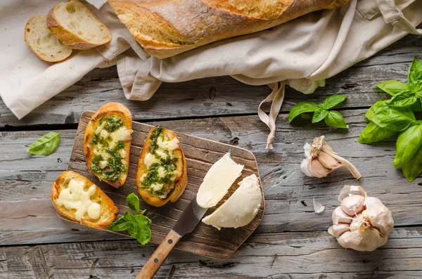 Sarımsak otlar ekmek taze mozzarella, gıda fotoğraf, vintage fotoğraf ile