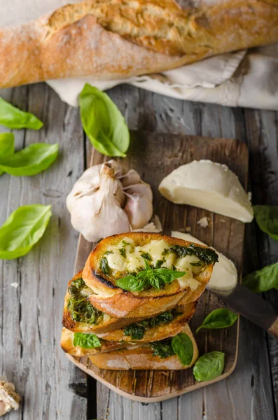 Tostadas Hierbas Ajo Con Mozzarella Fresca Fotografía Alimentos Fotografía Vintage — Foto de Stock