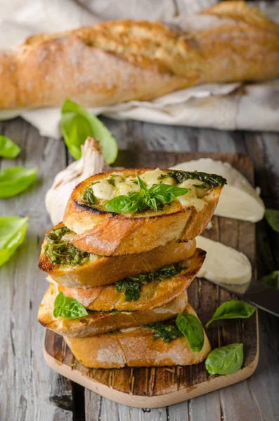 Sarımsak otlar ekmek taze mozzarella, gıda fotoğraf, vintage fotoğraf ile