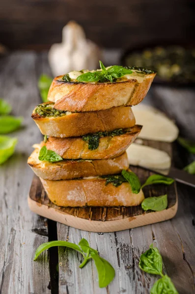 Sarımsak otlar ekmek taze mozzarella, gıda fotoğraf, vintage fotoğraf ile